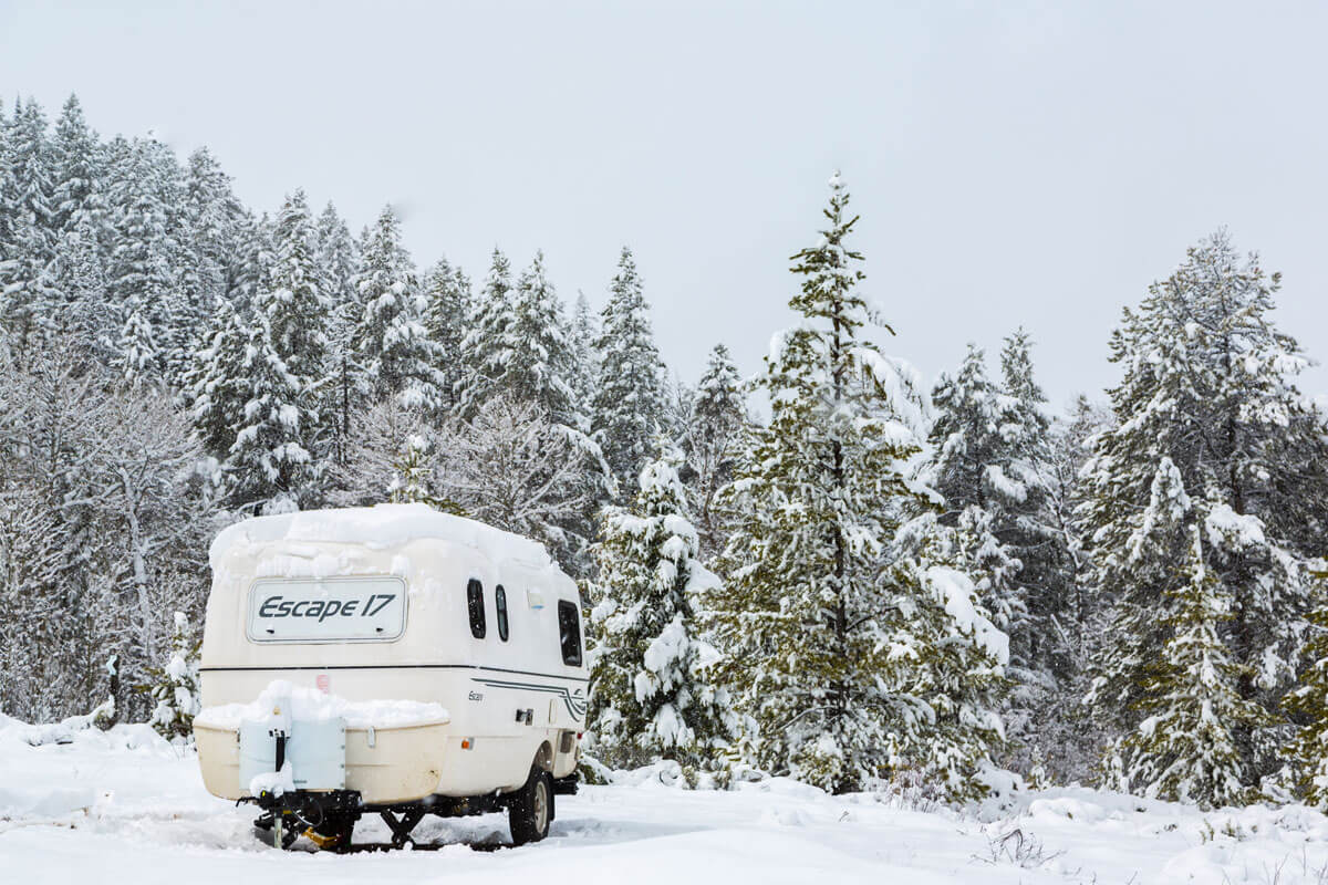 Keeping the refrigerator closed during travel - Escape Trailer