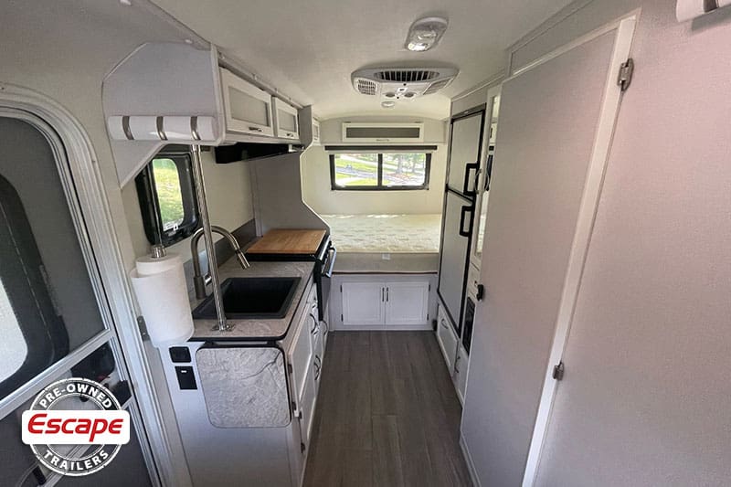04-Meade-2021-21NE-used-fiberglass-travel-trailers-for-sale